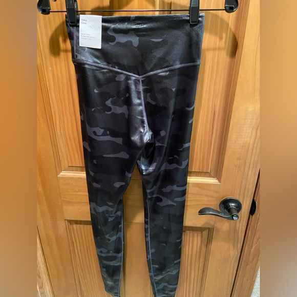 Nike Dri-FIT One Women's Mid-Rise Camo Leggings - Picture 4 of 4